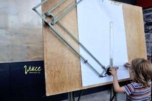 Malý svět techniky - rýsovací prkno se šuplerou.