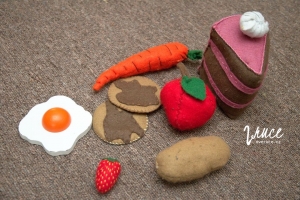 Hra "najdi věc podle říkanky či hádanky"  - jídlo z filcu