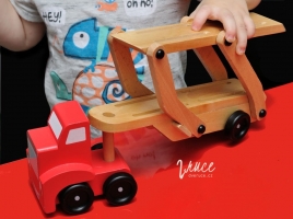 Dřevěný kamion na přepravu aut Woody