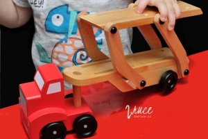 Dřevěný kamion na přepravu aut Woody