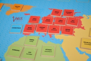 mapa světa a její zvířecí obyvatelé
