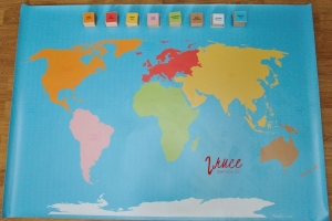 mapa světa a její zvířecí obyvatelé
