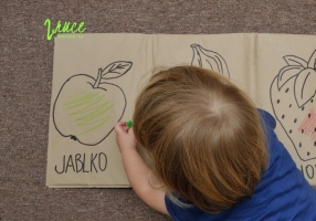 Obří omalovánky pro batole na balicím papíru