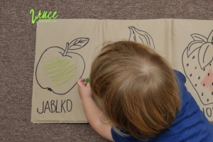 Obří omalovánky pro batole na balicím papíru