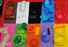 Třídění barev na podklad z filcu - různé hračky