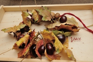 Podzimní věneček z kaštanů