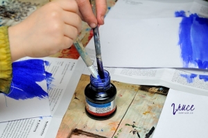 zimní zamrzle okno  pomocí inkoustu a zmizíku