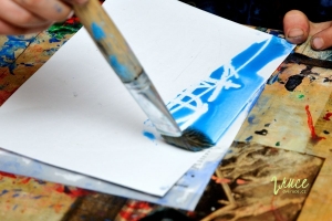 zimní zamrzle okno pomocí voskovky a vodovek