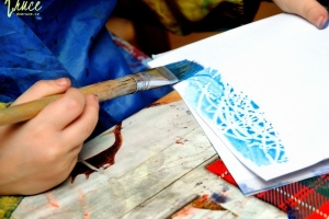 zimní zamrzle okno pomocí voskovky a vodovek