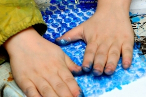 zimní zamrzle okno  - obtisk bublinkové fólie