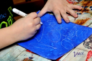 zimní zamrzle okno  pomocí inkoustu a zmizíku