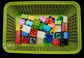 Lego Duplo v košíku pro batole na třídění podle barev