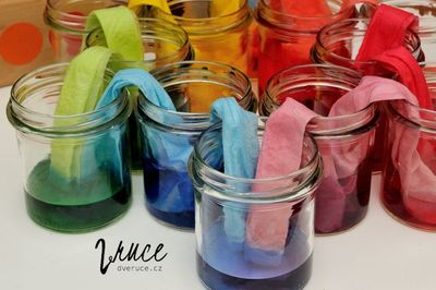 Barvy a voda - barevný experiment